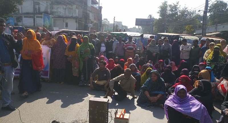 সমবায় সমিতির নামে সদস্যদের জমানো টাকা আত্মসাতের ঘটনার প্রতিবাদে ভুক্তভোগীদের সড়ক অবরোধ। রোববার বেলা ১১টায় নওগাঁ শহরের মুক্তির মোড় এলাকায়।