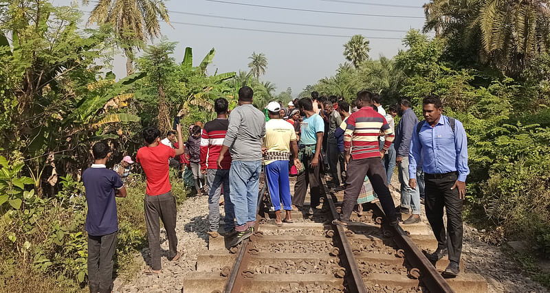 ট্রেনে কাটা পড়ে বাবা ও মেয়ে মারা যাওয়ার পর স্থানীয় লোকজন সেখানে জড়ো হন। নওগাঁর রাণীনগর উপজেলার চকের ব্রিজ এলাকায়