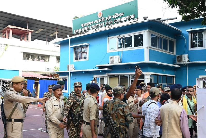 ত্রিপুরার আগরতলায় বাংলাদেশ সহকারী হাইকমিশনের প্রাঙ্গণে ভাঙচুর চালান হিন্দু সংঘর্ষ সমিতির সমর্থকেরা। আজ সোমবার