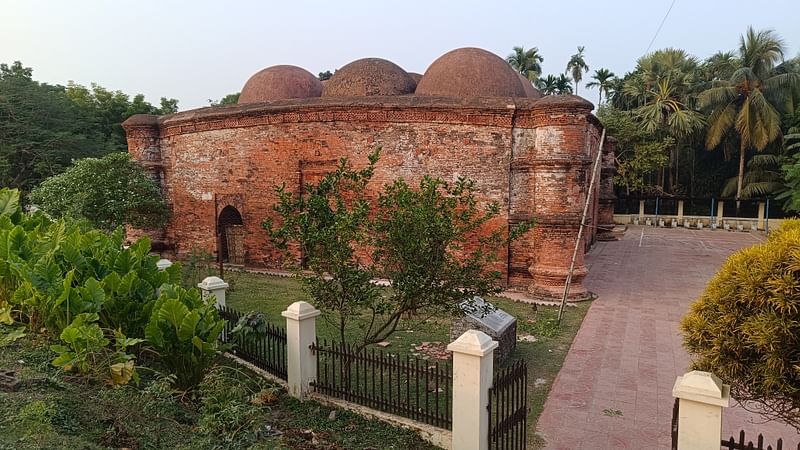 খুলনার উপকূলীয় উপজেলা কয়রায় অবস্থিত ঐতিহাসিক মসজিদকুঁড় মসজিদ