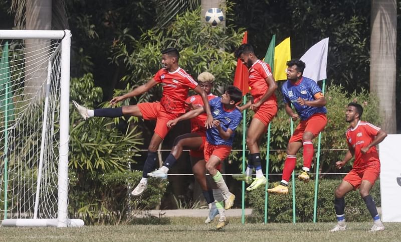 ফারইস্ট–জাহাঙ্গীরনগর বিশ্ববিদ্যালয় ম্যাচে আক্রমণ ও আক্রমণ প্রতিহতের চেষ্টা