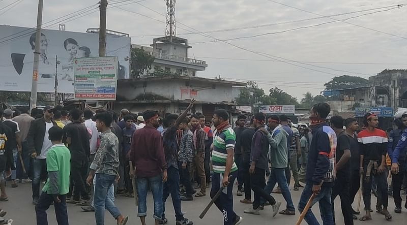 বাগেরহাট বাসস্ট্যান্ডে শ্রমিক সংগঠনের দুটি পক্ষ মুখোমুখি অবস্থান নেয় আজ সোমবার দুপুরে। এ সময় তাঁদের হাতে লাঠিসোঁটাসহ দেশীয় অস্ত্রশস্ত্র দেখা যায়