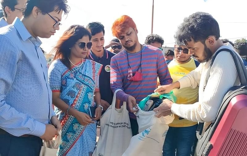 সেন্ট মার্টিনে প্লাস্টিকসহ পলিথিন জাতীয় সামগ্রী নেওয়া নিষেধ। সংগ্রহ করা যাবে না প্রবাল কিংবা কোনো ধরনের পাথরও। বিধিনিষেধ কার্যকর করতে যাত্রীদের তল্লাশি করছেন পরিবেশ অধিদপ্তরের কর্মকর্তারা। গতকাল  সকালে তোলা