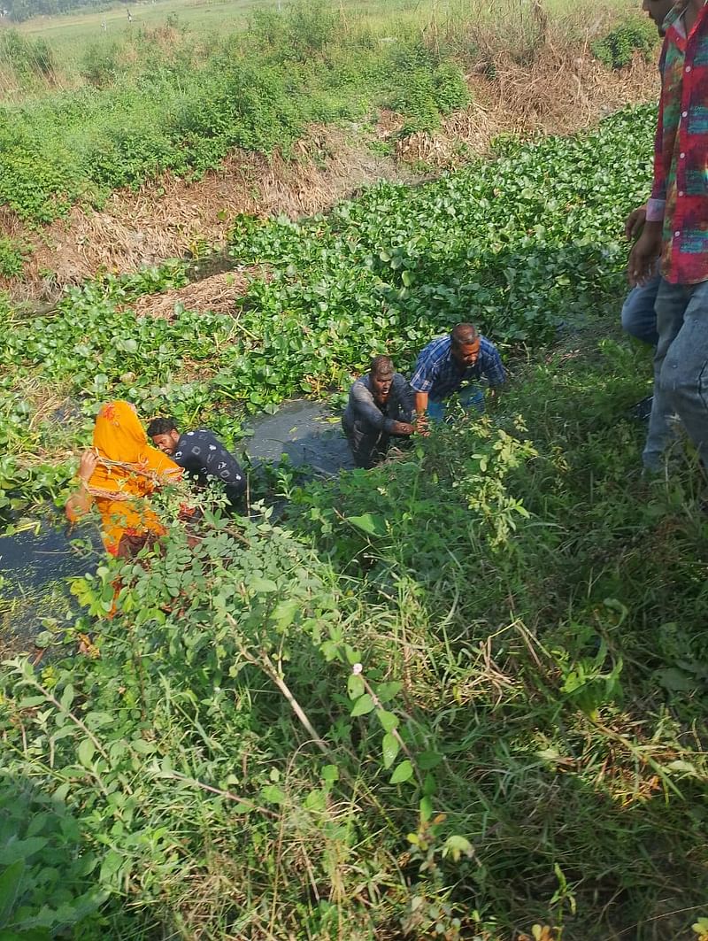 নারায়ণগঞ্জের বন্দরে সেচ প্রকল্পের কাজে বাধা দেওয়ার ঘটনায় মারধর করে বিএনপির দুই নেতাকে পানিতে চুবানোর ঘটনা ঘটে। গতকাল রোববার দুপুরে