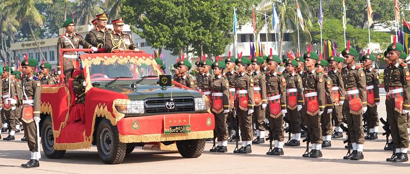 সেনাবাহিনীর প্রধান জেনারেল ওয়াকার-উজ-জামান মঙ্গলবার চট্টগ্রামের ভাটিয়ারিতে অবস্থিত বাংলাদেশ মিলিটারি একাডেমির প্যারেড গ্রাউন্ডে ৮৭ বিএমএ দীর্ঘমেয়াদি ও ৫৯ বিএমএ স্পেশাল কোর্সের অফিসার ক্যাডেটদের কমিশনপ্রাপ্তি উপলক্ষে আয়োজিত রাষ্ট্রপতি কুচকাওয়াজ পরিদর্শন করেন