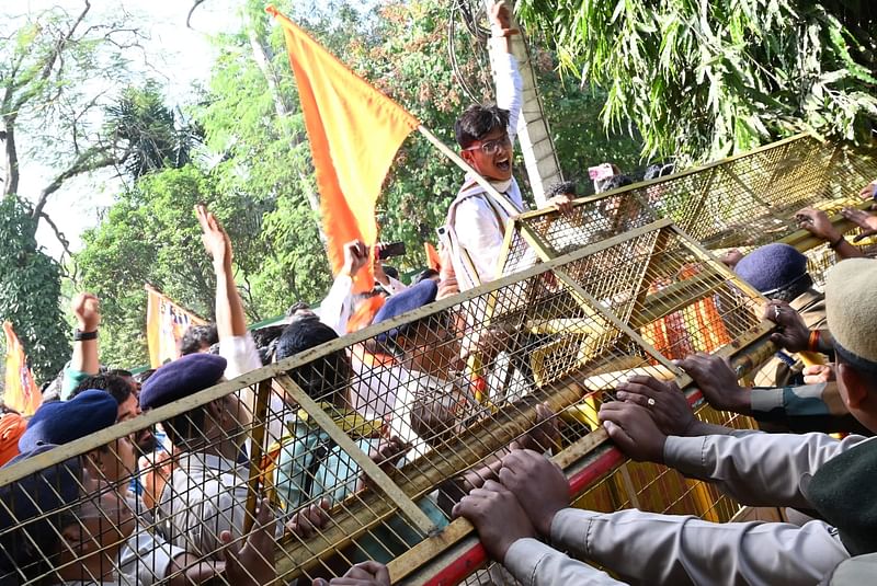 আগরতলায় বাংলাদেশ সহকারী হাইকমিশন ভবনে হামলা চালায় কিছু উগ্রপন্থী। গতকাল সোমবার