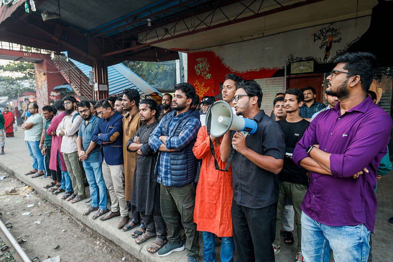 ভারতের আগরতলায় বাংলাদেশের সহকারী হাইকমিশনে হামলার প্রতিবাদে চট্টগ্রাম নগরে জাতীয় নাগরিক কমিটির মানববন্ধন। আজ বিকেলে