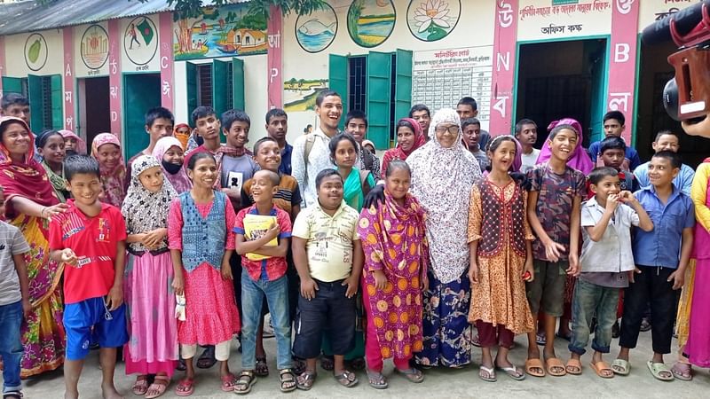 বুদ্ধিপ্রতিবন্ধী শিশুদের সঙ্গে রিকতা আখতার বানু। গতকাল মঙ্গলবার বিকেলে কুড়িগ্রামের চিলমারী উপজেলার রমনায়