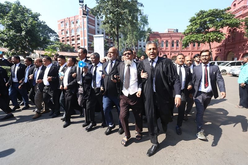 আদালত প্রাঙ্গণে মিছিল করেন আইনজীবীরা। আজ সকালে চট্টগ্রাম আদালত প্রাঙ্গণে