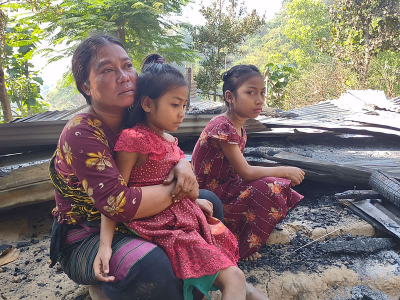 নিজের পোড়া ঘরের পাশে শিশু সন্তানদের নিয়ে বসে আছেন পরবা লক্ষ্মী ত্রিপুরা। আজ মঙ্গলবার দুপুরে মিরসরাইয়ের নাপিত্তাছড়া ত্রিপুরা পাড়ায়