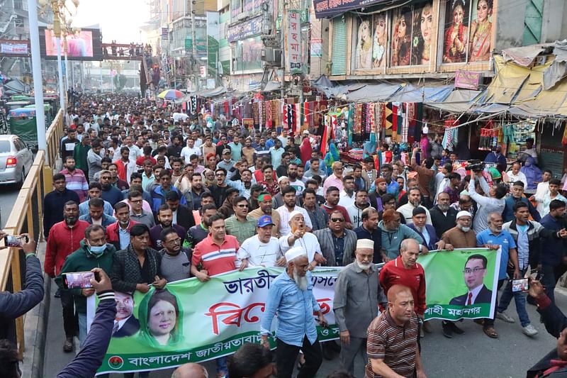 ভারতীয় আগ্রাসোনের প্রতিবাদে বিক্ষোভ মিছিল করে রাজশাহী মহানগর বিএনপি। আজ মঙ্গলবার বিকেলে নগরের আরডিএ মার্কেট এলাকায়