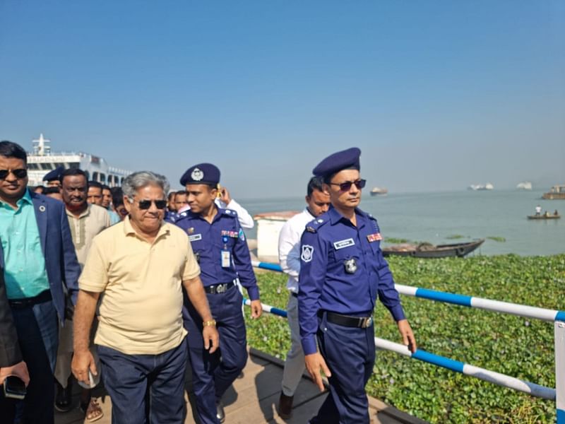 চাঁদপুর নৌ টার্মিনাল ভবনের নির্মাণকাজের অগ্রগতি পরিদর্শন করেছেন অন্তর্বর্তী সরকারের উপদেষ্টা ব্রিগেডিয়ার জেনারেল (অব.) এম সাখাওয়াত হোসেন