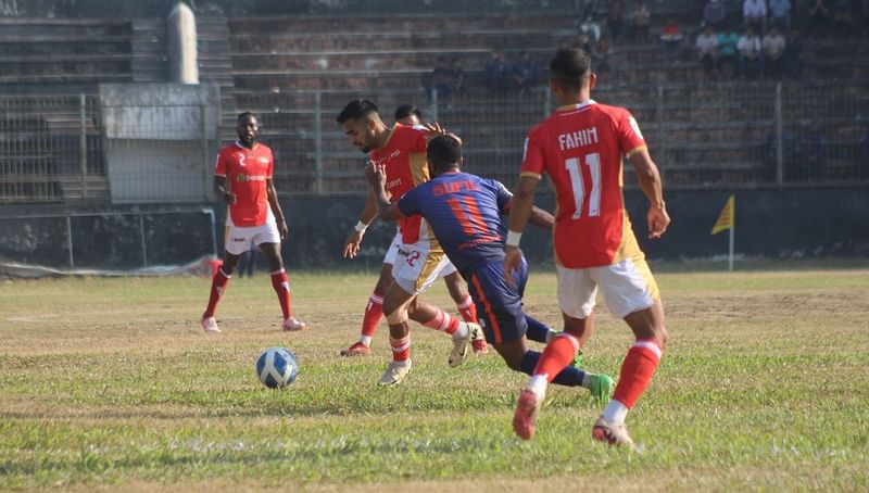 ফুটবল খেলার অনুপযোগী মাঠে জিতেছে বসুন্ধরা কিংস। আজ কুমিল্লায় ভাষাসৈনিক ধীরেন্দ্রনাথ দত্ত স্টেডিয়ামে