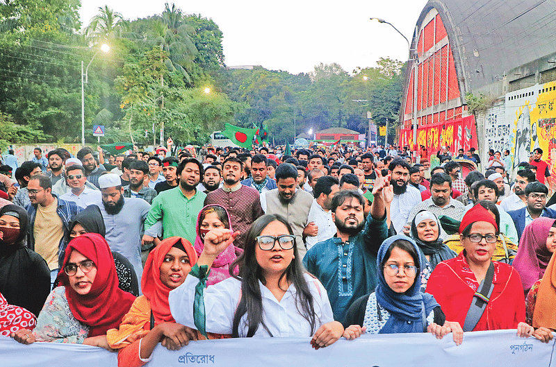 ভারতের ত্রিপুরার আগরতলায় বাংলাদেশ সহকারী হাইকমিশনে হামলার প্রতিবাদে জাতীয় নাগরিক কমিটির বিক্ষোভ। গতকাল বিকেলে ঢাকা বিশ্ববিদ্যালয়ের টিএসসি এলাকায়