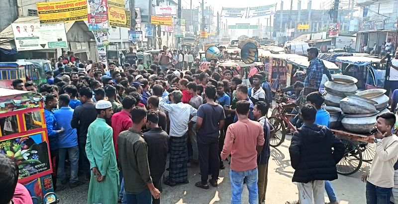 জামালপুর-টাঙ্গাইল মহাসড়ক অবরোধ করে বিক্ষোভ হয়েছে। বুধবার দুপুরে জামালপুর শহরের বাইপাস এলাকায়