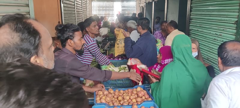 জয়পুরহাটে ‘একটু সুখের বাজারে’ ১০০ টাকায় পাওয়া যাচ্ছে ব্যাগভর্তি সবজি। আজ বুধবার দুপুরে