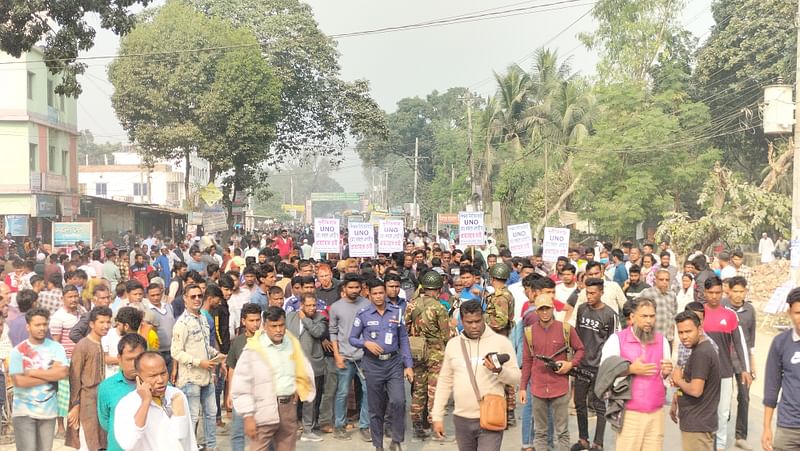 ইউএনওর অপসার‌ণের দা‌বি‌তে সড়ক অবরোধ করে মানববন্ধন করেন শিক্ষক ও স্থানীয় বিএনপির একাংশ। বুধবার সকা‌লে দিনাজপু‌রের বীরগঞ্জ উপ‌জেলার প্রধান ফট‌কের সাম‌নে