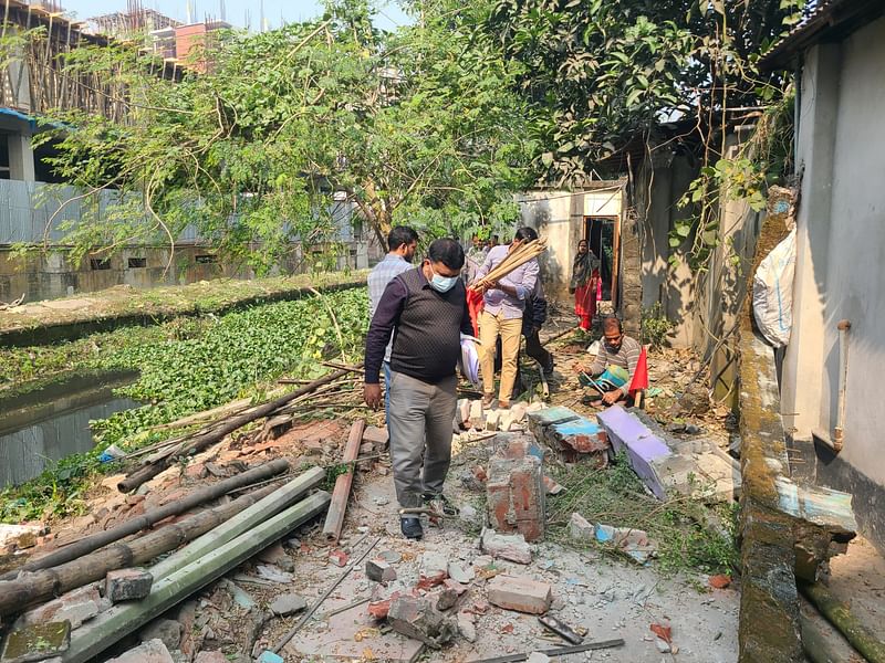 রংপুর নগরের শ্যামাসুন্দরী খালে অবৈধ স্থাপনা উচ্ছেদে অভিযান চালিয়েছে জেলা প্রশাসন। ছবিটি নগরের মুন্সিপাড়ার কেরামতিয়া মসজিদ এলাকা থেকে তোলা