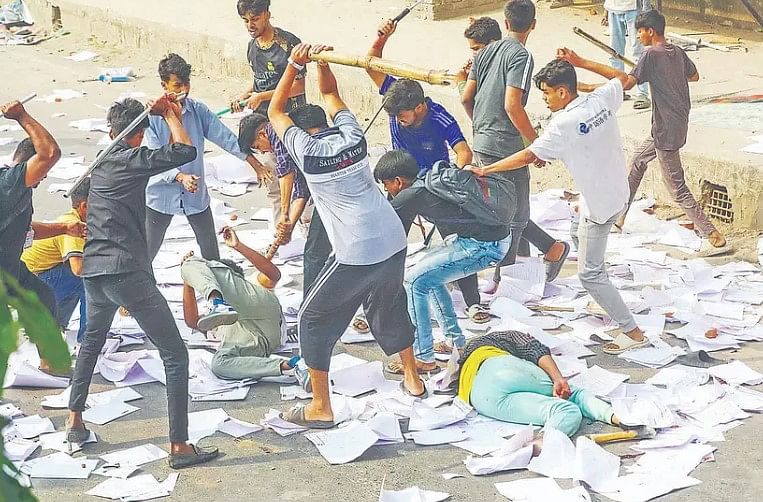 ‘এক শিক্ষার্থী অন্য শিক্ষার্থীর ওপর যেভাবে লাঠিসোঁটা-রড নিয়ে হামলা করেছেন, তা চোখে দেখে সহ্য করার মতো নয়।’