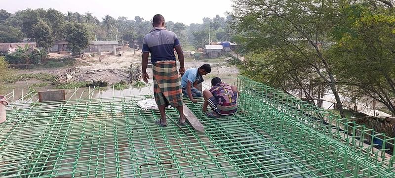 কপোতাক্ষ নদের ওপর সেতু নির্মাণকাজ চলছে ধীরগতিতে। বৃহস্পতিবার বেলা একটার দিকে সাতক্ষীরার তালা উপজেলার মাগুরা বাজার এলাকায়