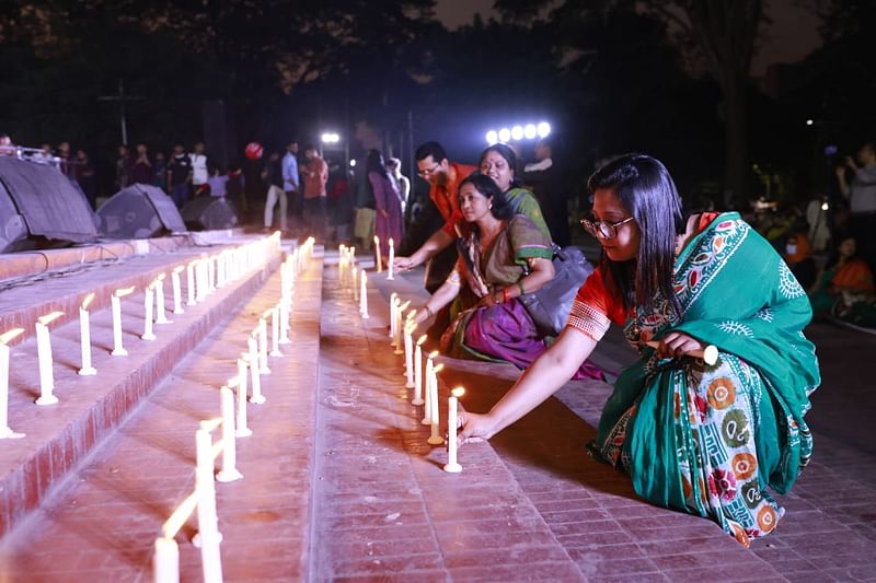 মহান মুক্তিযুদ্ধে হারিয়ে যাওয়া স্বজন এবং বৈষম্যবিরোধী ছাত্র আন্দোলনে প্রাণ হারানো ব্যক্তিদের স্মরণে আজ শুক্রবার আলোর শিখা জ্বালিয়ে কেন্দ্রীয় শহীদ মিনারে শ্রদ্ধা জ্ঞাপন করা হয়