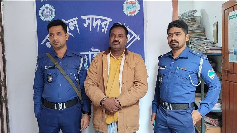 নড়াইলে পুলিশের গাড়ি থেকে ছিনিয়ে নেওয়া আসামি বিল্লাল শেখকে গ্রেপ্তার করা হয়েছে। শুক্রবার বিকেলে নড়াইল সদর থানায়