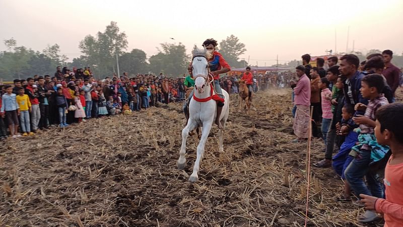 পঞ্চগড়ে ঐতিহ্যবাহী ঘোড়দৌড় প্রতিযোগিতা দেখতে মানুষের ঢল। শনিবার বিকেলে সদর উপজেলার সরদারপাড়া এলাকায়