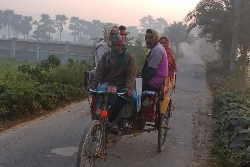 শীত উপেক্ষা করে গন্তব্যে ছুটছেন খেটে খাওয়া লোকজন। আজ শনিবার সকাল সাড়ে ৮টার দিকে নওগাঁ পৌরসভার জগৎসিংপুর এলাকায়