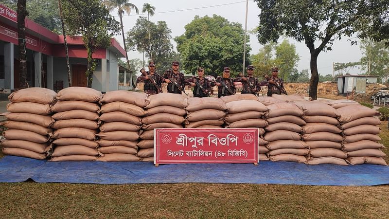 সিলেট ও সুনামগঞ্জের বিভিন্ন সীমান্ত এলাকা থেকে জব্দ করা চোরাচালান মালামালের একাংশ