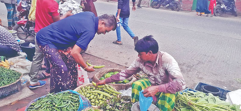 নিষিদ্ধ ঘোষণার পরও যত্রতত্র চলছে পলিথিন ব্যাগের ব্যবহার। গতকাল সকালে নেত্রকোনা শহরের জয়ের বাজার এলাকা থেকে তোলা