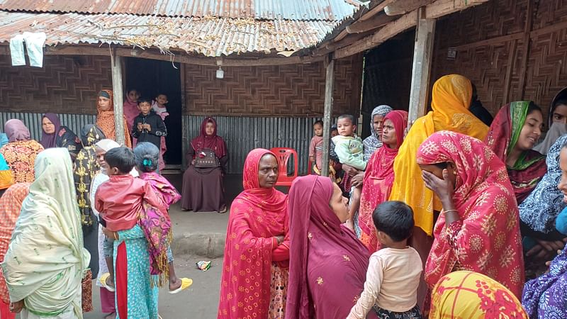 পঞ্চগড়ের তেঁতুলিয়া সীমান্তে বিএসএফের গুলিতে নিহত আনোয়ার হোসেনের (৩৬) লাশের অপেক্ষায় স্বজনেরা। শনিবার দুপুরে উপজেলার দেবনগড় ইউনিয়নের আমজুয়ানি এলাকায় আনোয়ারের বাড়িতে