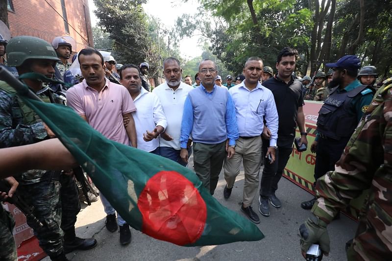 ঢাকায় ভারতীয় হাইকমিশনে স্মারকলিপি দিয়ে বের হয়ে আসছেন যুবদল, স্বেচ্ছাসেবক দল ও ছাত্রদলের প্রতিনিধিরা