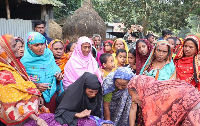 বগুড়ার গাবতলীতে বরেন্দ্র বহুমুখী সেচ প্রকল্পের পানি নিয়ে বিরোধের জেরে হত্যাকাণ্ডের শিকার কৃষকের স্বজনদের আহাজারি। রোববার বগুড়ার গাবতলী উপজেলার তেলিহাটা দক্ষিণপাড়া গ্রামে