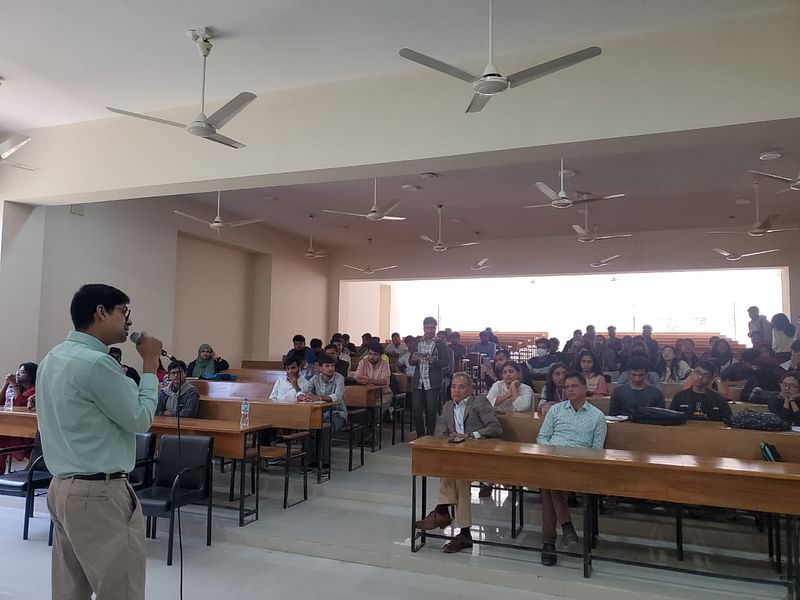 শাহজালাল বিজ্ঞান ও প্রযুক্তি বিশ্ববিদ্যালয়ে ‘গণ–অভ্যুত্থান–উত্তর বাংলাদেশ’ শীর্ষক সেমিনারে আজ রোববার বক্তব্য দেন জাতীয় নাগরিক কমিটির সদস্য মানজুর আল মতিন