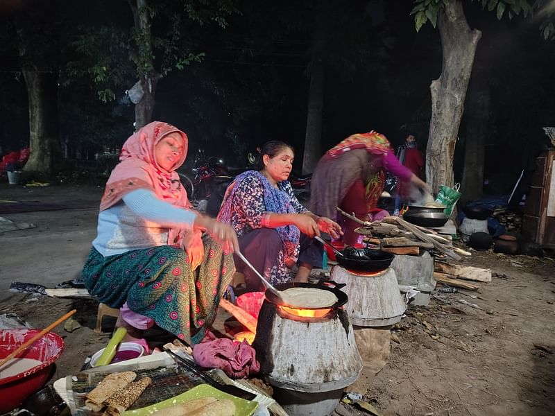 রাজশাহী বিশ্ববিদ্যালয়ের টিএসসিসি চত্বরে ১২টি পিঠার দোকান আছে। সবগুলোতে কাজ করেন বিশ্ববিদ্যালয়ের আশপাশ এলাকার নারীরা। আজ রোববার  সন্ধ্যায়