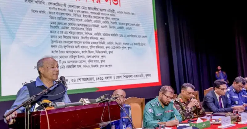 বক্তৃতা করছেন স্বরাষ্ট্র উপদেষ্টা লেফটেন্যান্ট জেনারেল (অব.) মো. জাহাঙ্গীর আলম চৌধুরী। খুলনা জেলা শিল্পকলা একাডেমি অডিটরিয়ামে, ৯ ডিসেম্বর ২০২৪