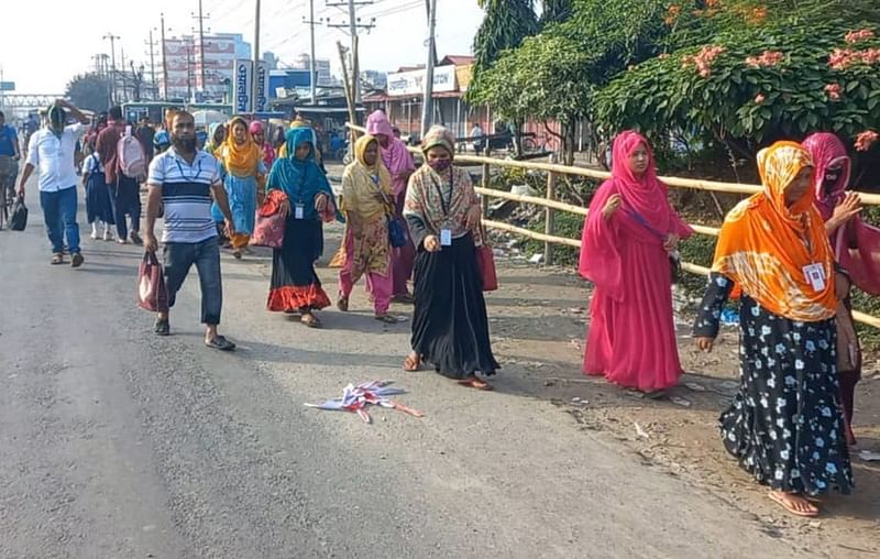 ঢাকার সাভার উপজেলার শিল্পাঞ্চল আশুলিয়ার বিভিন্ন কারখানার শ্রমিকেরা কারখানায় যাচ্ছেন। গত ১৮ সেপ্টেম্বরের তোলা