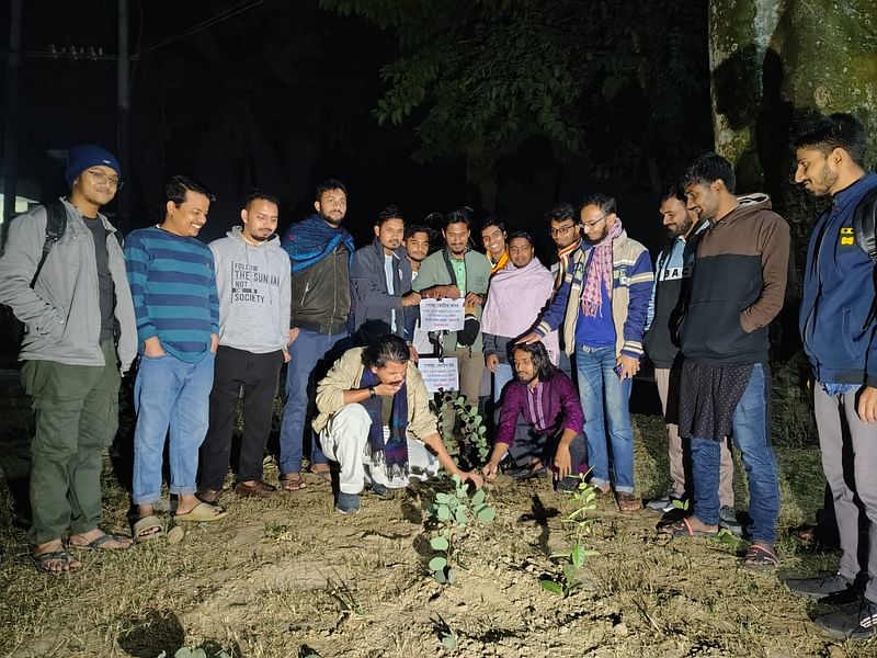 পোষ্য কোটাকে প্রতীকী ‘কবর’ দিলেন রাজশাহী বিশ্ববিদ্যালয়ের শিক্ষার্থীরা