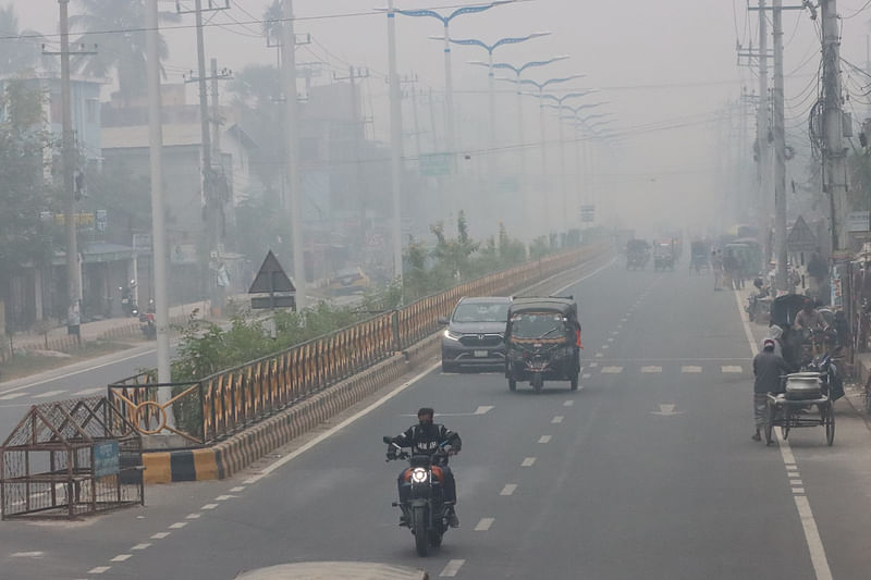 ঘন কুয়াশা ও শীতে শহরে মানুষের আনাগোনা কম। আজ সোমবার বেলা ১১টার দিকে রাজশাহী-নওগাঁ সড়কের বিমান চত্বর এলাকায়