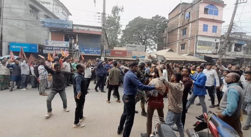 সখীপুরে বিএনপি ও কৃষক শ্রমিক জনতা লীগের মধ্যে পাল্টাপাল্টি ধাওয়ার ঘটনা ঘটে। আজ সোমবার দুপুরে উপজেলা ডাকঘরের সামনে