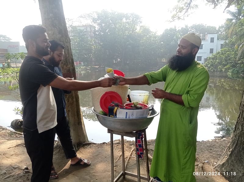 বিভিন্ন শিক্ষাপ্রতিষ্ঠানের ফটকের ভেতরে কিংবা সামনে ঝালমুড়ি বিক্রি করেন মো. সোহেল। রোববার বেলা ১১টার দিকে চাঁদপুরের মতলব দক্ষিণ উপজেলার মতলব সরকারি ডিগ্রি কলেজ এলাকায়