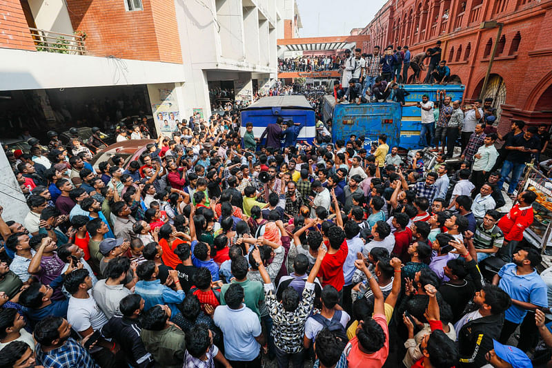 বাংলাদেশ সম্মিলিত সনাতনী জাগরণ জোটের মুখপাত্র চিন্ময় কৃষ্ণ দাস ব্রহ্মচারীর জামিন না মঞ্জুর হলে তাঁকে কারাগারে নেওয়ার সময় প্রিজনভ্যান আটকে বিক্ষোভ করেন তাঁর অনুসারীরা