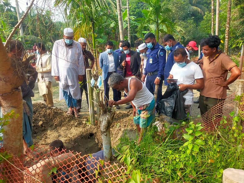 নোয়াখালীতে ১১ বছর আগে গুলিতে নিহত শিবিরকর্মীর লাশ তোলা হচ্ছে। আজ দুপুরে বসুরহাট পৌরসভায় ৬ নম্বর ওয়ার্ডে