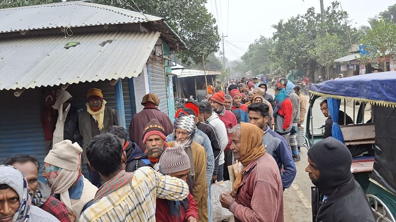 রাজশাহীতে টিসিবির পণ্যের সারিতে ভিড় বাড়ছে। তবে সয়াবিন তেল না পেয়ে হতাশ গ্রাহকেরা। মঙ্গলবার সকালে জেলার চারঘাট উপজেলার মুংলি গ্রামে