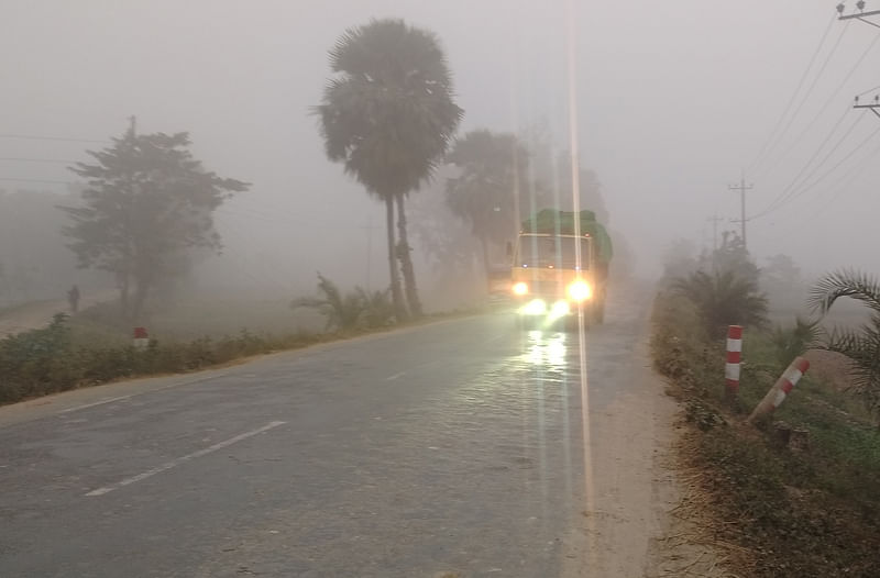 ঘন কুয়াশার কারণে নওগাঁয় দিনের বেলা লাইট জ্বালিয়ে চলাচল করছে গাড়ি। আজ মঙ্গলবার সকাল সাড়ে ৯টায় নওগাঁ পৌরসভার বোয়ালিয়া এলাকায় বাইপাস সড়কে