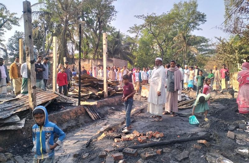 পুড়ে যাওয়া বসতবাড়ি থেকে কিছুই রক্ষা করতে পারেননি বাসিন্দারা। গতকাল গভীর রাতে চট্টগ্রামের বাঁশখালীর চাম্বল ইউনিয়নের পশ্চিম চাম্বলে এ ঘটনা ঘটে