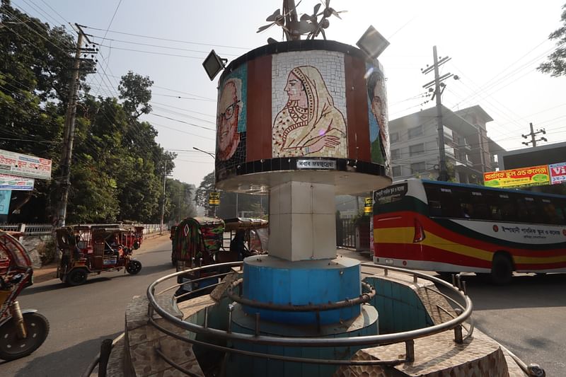 কুমিল্লায় নবাব ফয়জুন্নেসা চৌধুরানী ও বীর মুক্তিযোদ্ধা রফিকুল ইসলামের প্রতিকৃতিতে লেপন করা কালি অবশেষে মুছে ফেলা হয়েছে। আজ বুধবার সকাল সাড়ে ১০টার দিকে নগরের সার্কিট হাউস ও ঈদগাহ মাঠের মোড়ের গোলচত্বরে