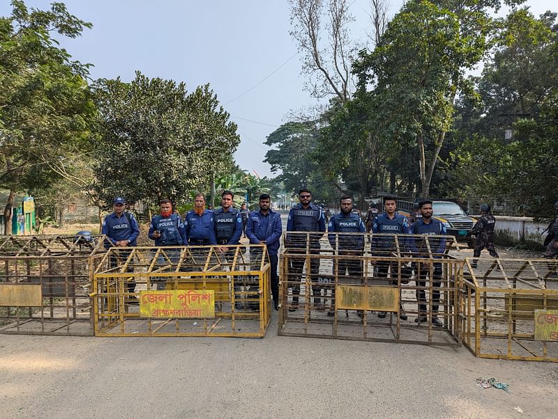 ব্রাহ্মণবাড়িয়ার আখাউড়া স্থলবন্দরে নিরাপত্তা ব্যবস্থা জোরদারে পর্যাপ্ত সংখ্যক বিজিবি ও পুলিশ মোতায়েন করা হয়েছে। আজ দুপুর একটার দিকে স্থলবন্দরের পাশের সড়কে