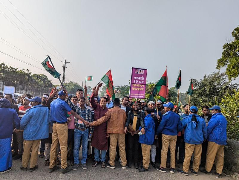 লংমার্চকে স্বাগত জানাতে আগে থেকেই স্থলবন্দর এলাকায় অবস্থান নেন যুবদল, স্বেচ্ছাসেবক দল ও ছাত্রদলের নেতা–কর্মীরা। আজ বুধবার দুপুরে আখাউড়া স্থলবন্দরের পাশের সড়কে