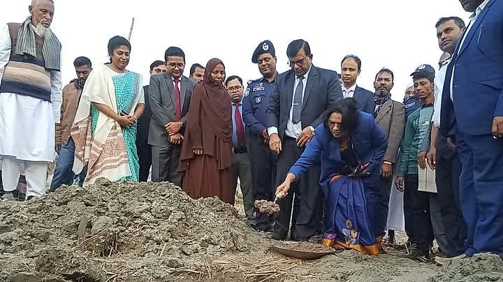 ঘর নির্মাণকাজের ভিত্তিপ্রস্তর স্থাপন করেন ময়মনসিংহ বিভাগীয় কমিশনার ও জেলা প্রশাসকসহ অন্যরা। আজ বুধবার বিকেলে বারহাট্টায়